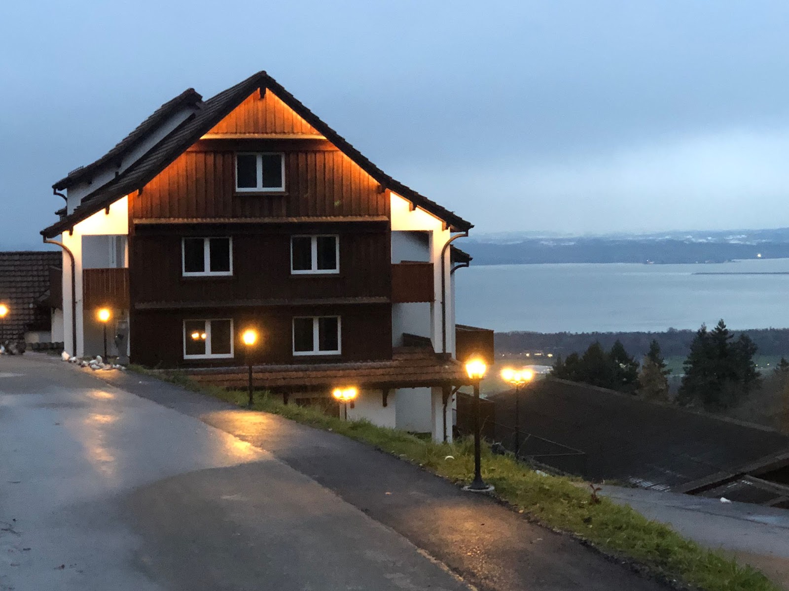 Wohnpark Seeblick bei Abenddämmerung mit Blick auf den Bodensee